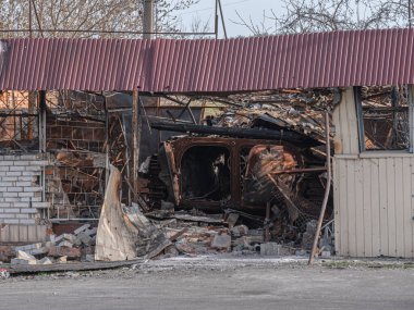 Ukrayna 'da askeri teçhizat yakıldı ve imha edildi. Rus BMP 'si Ukrayna ordusu tarafından yakıldı. Ukrayna 'nın Kiev bölgesindeki Borodyanka köyündeki Rus işgalcilerin bozuk tankları ve savaş araçları..