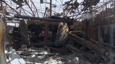 Borodyanka köyünün sokaklarında askeri teçhizat yakıldı ve imha edildi