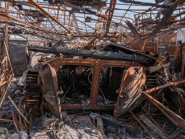 Borodyanka, Ukrayna - Nisan 2022: Rus işgalcilerin saldırısı sonucunda köy sokaklarında askeri teçhizat yakıldı ve imha edildi. Rus piyade savaş aracının detayları (BMP).