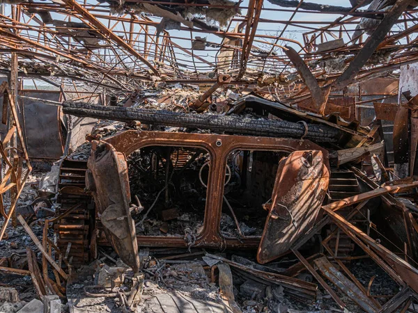 Borodyanka, Ukrayna - Nisan 2022: Rus işgalcilerin saldırısı sonucunda köy sokaklarında askeri teçhizat yakıldı ve imha edildi. Rus piyade savaş aracının detayları (BMP).