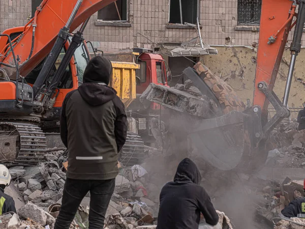 Borodyanka Ukraine April 2022 Bulldozer Clears Debris Search People Injured — стоковое фото