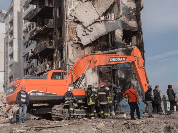 Borodyanka Ukraine April 2022 Rescue Team Looking Dead People Rubble — стоковое фото