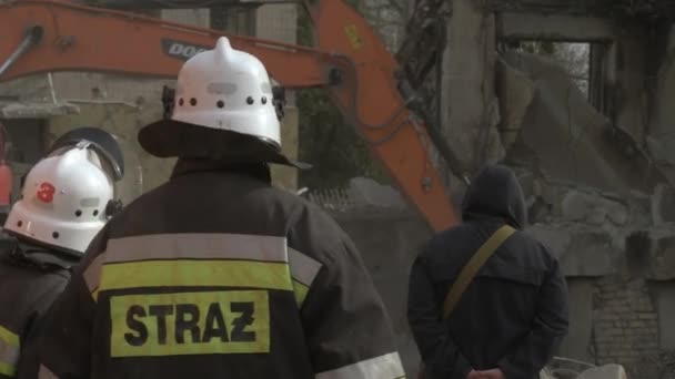 Bulldozer membersihkan puing-puing untuk mencari orang yang terluka akibat pengeboman udara. — Stok Video
