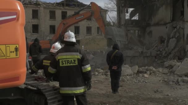 Pesquisa trabalho de pessoas afetadas nas ruínas de um prédio de apartamentos. — Vídeo de Stock
