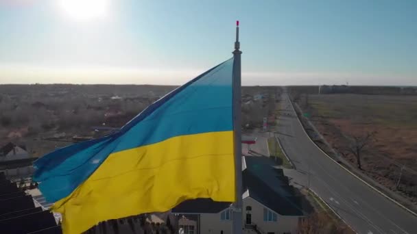 Ukrainska flaggan fladdrar i solljus, antenn vy — Stockvideo