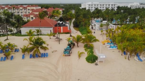 Tracteur élimine les débris et les algues sur la plage — Video