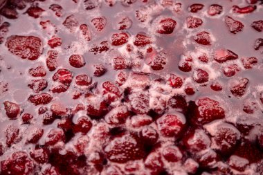 Bir tencerede kaynamış çilek jölesinin yakın çekimi. Çilek reçeli, marmelat ya da çilek sosu hazırlayın. Çilek reçeli yap. Tavada çilek kaynatın. Yumuşak odak, Yakın plan