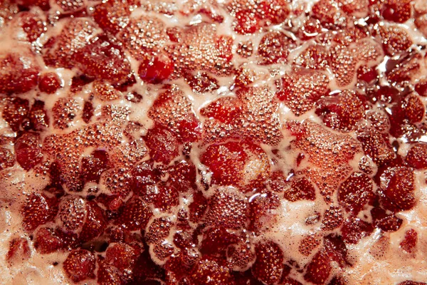 Erdbeermarmelade Kocht Detailaufnahmen Nahaufnahme Von Erdbeergelee Die Einem Topf Kocht — Stockfoto