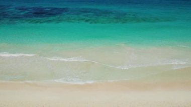 Deniz dalgaları ve güzel kumsallar. Seyahat yaz konsepti. Plajda tatil. Yaz günü deniz manzaralı sahiller. Doğa ve seyahat kavramı. Karayip Denizi Görünümü.