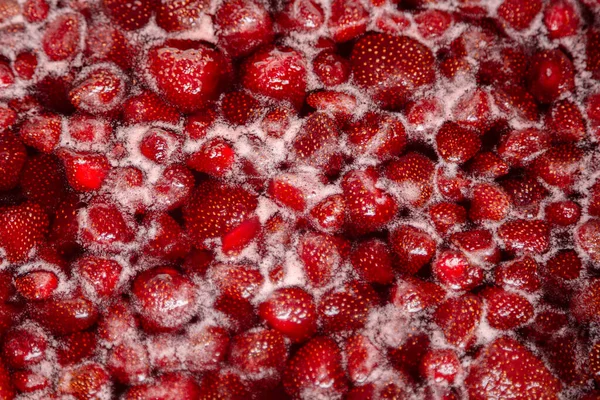 Bir tencerede kaynamış çilek jölesinin yakın çekimi. Çilek reçeli, marmelat ya da çilek sosu hazırlayın. Çilek reçeli yap. Tavada çilek kaynatın. Yumuşak odak, Yakın plan