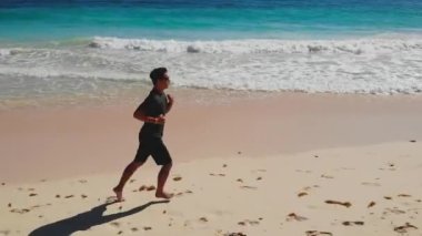 Fitness Adam Koşucusu. Runner Kardiyo Koşu egzersizi. Sunrise 'da formda atlet koşucusu antrenmanı. Man Run. Erkek Koşucu. Fitness adamı sabah denizde koşuyor. Şafakta Formda Sporcu Koşucusu Çalışması.