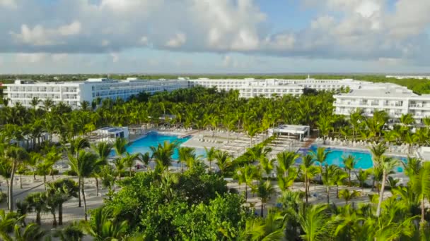 阳光明媚的日子里 豪华酒店设有室外游泳池的空中景观 热带旅游胜地的游泳池区和酒吧 加勒比的豪华酒店 带有异国情调海滨的豪华酒店的空中景观 — 图库视频影像