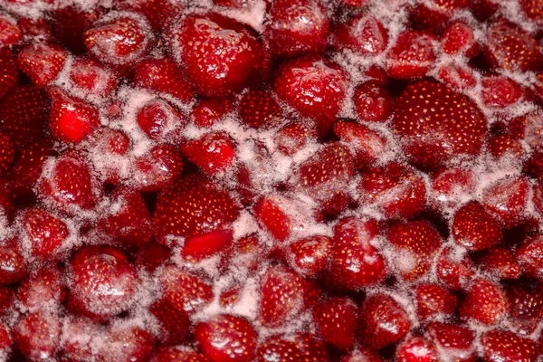 Erdbeermarmelade Leicht Köchelnd Detailaufnahme Draufsicht Schöne Erdbeermarmelade Kochprozess Hausgemachte Erdbeermarmelade — Stockfoto