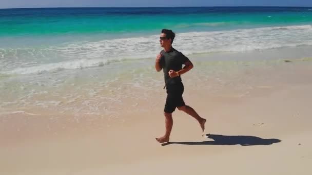 Man Runs Sea Water Bare Feet Spray Scatters His Feet — Stock video