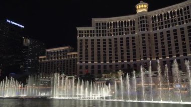 Las Vegas, Nevada - Nisan 2018 Bellagio Otel Casino, Las Vegas Ünlü Şov. Las Vegas 'ta fıskiyeler. Bellagio Oteli. 4k video panoramik çekim ve ortam sesi ile.