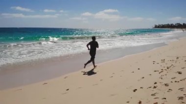 Sahilde koşan adam. Fitness Adam Koşucusu. Runner Kardiyo Koşu egzersizi. Sunrise 'da formda atlet koşucusu antrenmanı. Man Run. Erkek Koşucu. Fitness Adamları Denizde Sabah Koşusu.