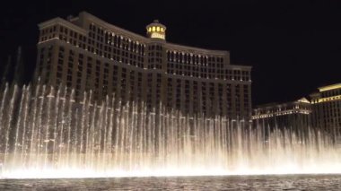 Las Vegas, Nevada - Nisan 2018 Las Vegas 'ta Fountains Show. Bellagio Oteli. Las Vegas 'taki Bellagio Otel ve Kumarhanesi' ndeki çeşmeler. 4K video gecesi çekimi.