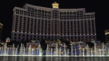 Las Vegas, Nevada - Nisan 2018: gece Las Vegas 'ta Bellagio çeşme su fuarı. Bellagio Oteli ve dans eden çeşmeler. Las Vegas 'taki Bellagio Su Fıskiyesi Şovu..