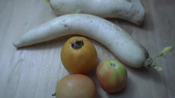 Mooli Und Tomaten Wintergemüse Wintergemüse Mooli Wissenschaftliche Bezeichnung Raphanus Sativus — Stockvideo