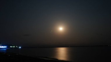 Göl kıyısındaki ay ışığı. Ay ışığı göle yansıyor. Gece Gökyüzü manzarası. ay ışığı.