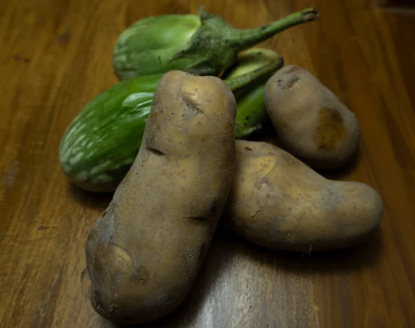 Eski yeşil patlıcan, patlıcan, brinjal ve patates. yeşil brinjals ve patates.