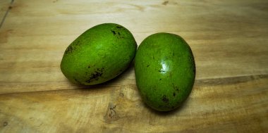 Tahta üzerinde yeşil mango. Yakın çekim yiyecek ve meyveler.. 