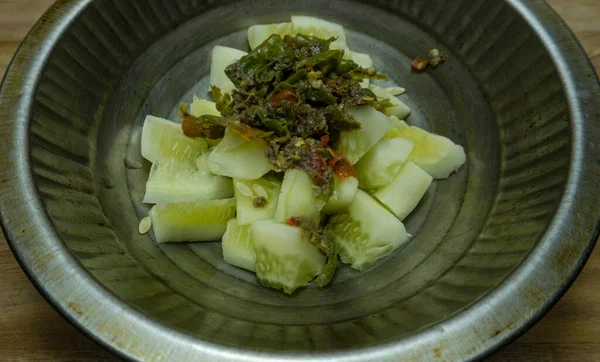 Baharatlı Hint Chutney salatalığı. Yakın çekim yiyecek ve meyveler.. 