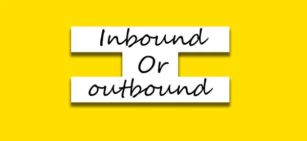 Gelen ya da giden semboller. Yaşam tarzı motivasyon kelimesi sağlam bir arka planda yazılıdır. İş, tabela, konsept. Uzayı kopyala Poster ve Flyer tasarımından alıntı yap.