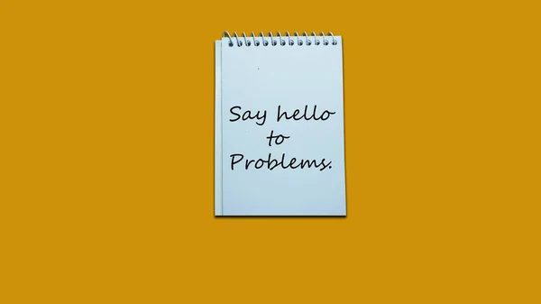 El yazısı notu Problemler defterine merhaba de. Yaşam tarzı, tavsiye, destekleyici motivasyonel olumlu kelimeler ahşap bir zemine yazılmıştır. İş, tabela, sembol, kavram. Boşluğu kopyala.
