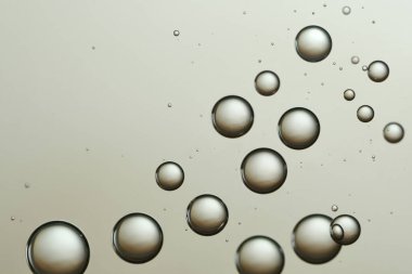 Şampanya bardağa döküldü. Fizz, karbonatlı.