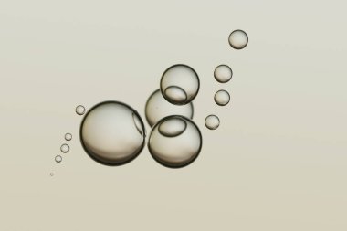 Açık bej hava kabarcıkları. Akıyor, büyük, küçük-