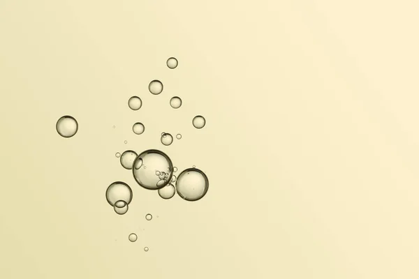 黄金のシャンパンに流れるガスの泡 — ストック写真