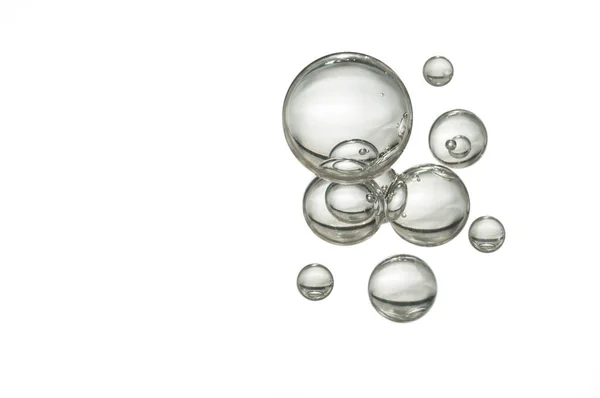 白の上に隔離されたガラスの澄んだ水の泡 — ストック写真