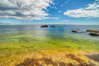 İsveç 'in Hano adasındaki Vindhalla' da kusursuz gizli mücevher ve doğal berrak yüzme havuzu. İsveç 'teki Hano Adası, huzurlu bir cennet ya da cennet olan Listerlandet Yarımadası, Blekinge County, İsveç' te huzurlu ve sakin bir tatil için idealdir.