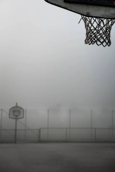 Cancha Baloncesto Callejera Con Aro Foco Niebla Transmite Tristeza Vacío — Foto de Stock