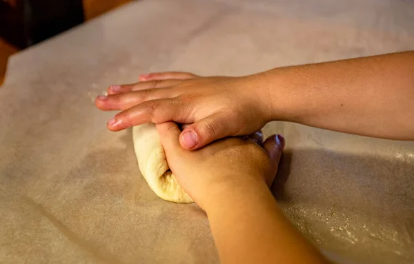 Primer Plano Las Manos Del Niño Trabajando Pasta Fresca Para — Foto de Stock