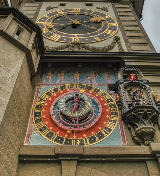 スイスのベルンにあるZytgloggeの詳細ページ 有名な中世の時計塔がベルンにあり 複雑な時計の顔をしています 明確な手で古代の時計の文字盤は 時間と季節の概念を伝える — ストック写真