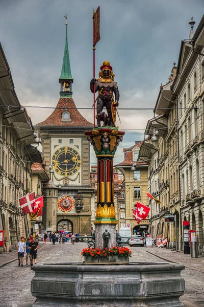 スイス ベルン2019年06月03日 人気のクラムガス地方のザリンガーブルネン バロック様式の柱や装飾された柱の上に強いクマを示す歴史的なランドマークは 市の創設者を称える パワーコンセプト ロイヤリティフリーのストック写真