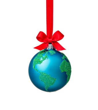 Beyaz üzerine kırmızı fiyonklu dünya Noel süsü. Dünya barışı, çevre dostu ya da kış yolculuğu konsepti.