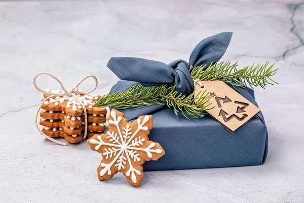 零浪费圣诞节的概念 生态友好型Furoshiki风格的礼物包装和自制饼干 — 图库照片