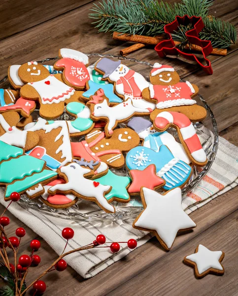 Блюдо Красиво Украшенные Яркие Красочные Пряники Рождественское Печенье — стоковое фото