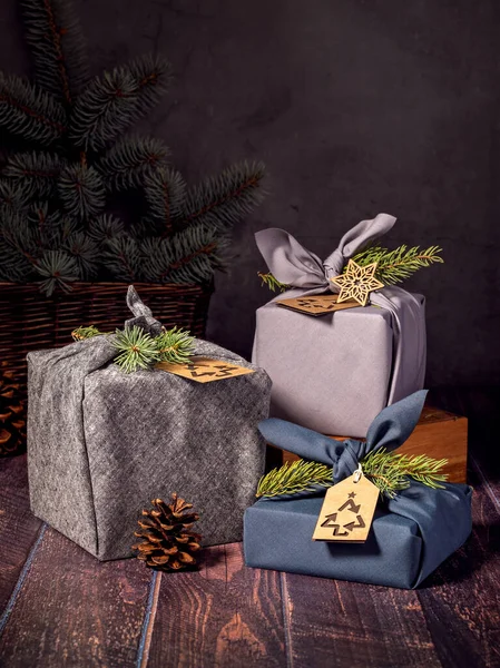 Drei Umweltfreundliche Furoshiki Geschenkboxen Auf Dunklem Hintergrund Zero Waste Christmas — Stockfoto