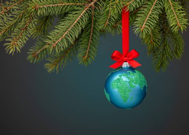 Kırmızı fiyonklu bir ağaç dalından sarkan dünya Noel süsü. Dünya barışı, çevre dostu ya da kış yolculuğu konsepti.