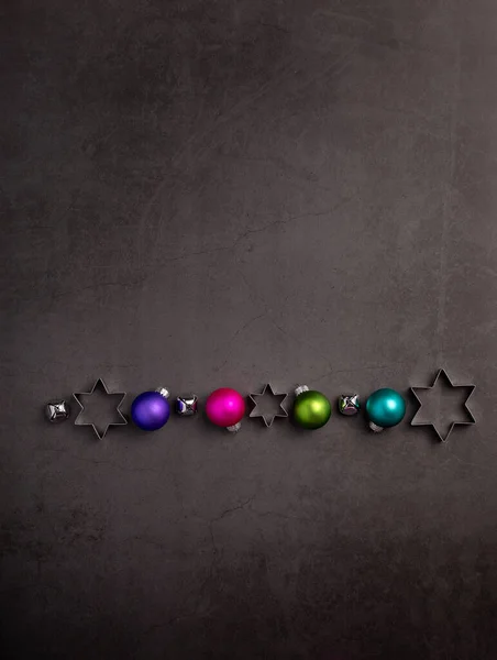 Schöne Helle Moderne Weihnachtsschmuck Und Dekorationen Zeitgenössischen Trendigen Heißen Farben — Stockfoto