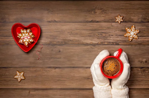 Gemütliche Tasse Heißen Kaffees Einem Roten Becher Gehalten Von Cremefarbenen — Stockfoto