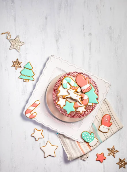 Яскраве Веселе Червоне Зелене Імбирне Різдвяне Печиво Тарілці — стокове фото