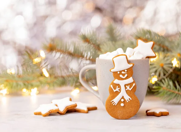 Carino Pan Zenzero Snowman Cookie Fronte Una Tazza Cioccolata Calda Immagine Stock
