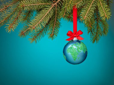 Mavi arka planda bir ağaç dalından sarkan dünya Noel süsü. Dünya barışı, çevre dostu ya da kış yolculuğu konsepti.