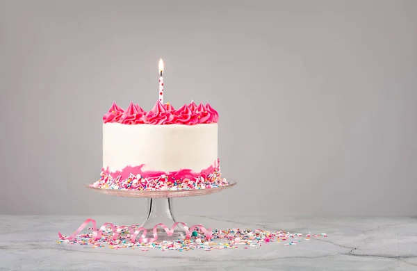 Torta Compleanno Con Glassa Burro Rosa Bianca Spruzzi Colorati Candela — Foto Stock