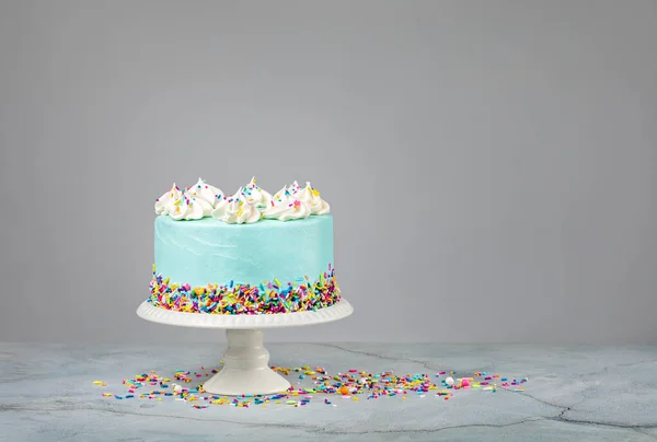 Niebieski Tort Urodzinowy Kolorowymi Posypkami Jasnoszarym Tle — Zdjęcie stockowe